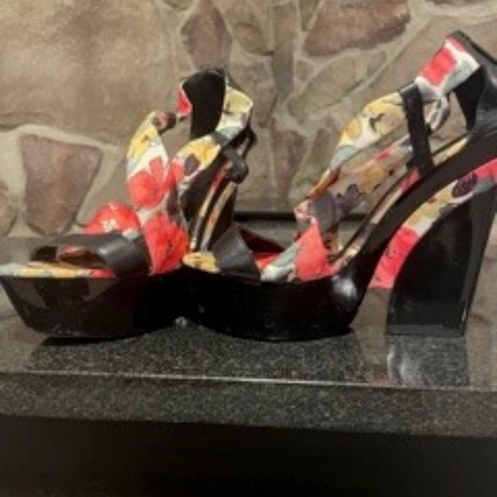 Kiss & Tell Black patent platform flower sz 9